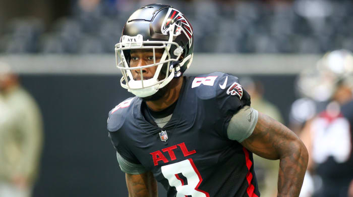 Kyle Pitts runs with his helmet on